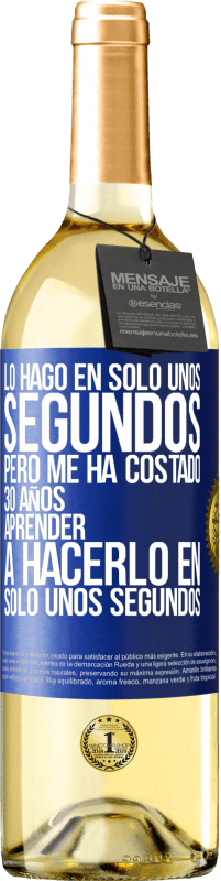 29,95 € Envío gratis | Vino Blanco Edición WHITE Lo hago en solo unos segundos, pero me ha costado 30 años aprender a hacerlo en solo unos segundos Etiqueta Azul. Etiqueta personalizable Vino joven Cosecha 2023 Verdejo