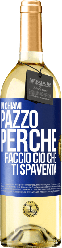 29,95 € Spedizione Gratuita | Vino bianco Edizione WHITE Mi chiami pazzo perché faccio ciò che ti spaventa Etichetta Blu. Etichetta personalizzabile Vino giovane Raccogliere 2024 Verdejo