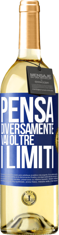 29,95 € Spedizione Gratuita | Vino bianco Edizione WHITE Pensa diversamente. Vai oltre i limiti Etichetta Blu. Etichetta personalizzabile Vino giovane Raccogliere 2024 Verdejo