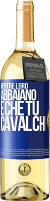 29,95 € Spedizione Gratuita | Vino bianco Edizione WHITE Mentre loro abbaiano è che tu cavalchi Etichetta Blu. Etichetta personalizzabile Vino giovane Raccogliere 2024 Verdejo