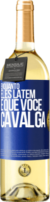 29,95 € Envio grátis | Vinho branco Edição WHITE Enquanto eles latem é que você cavalga Etiqueta Azul. Etiqueta personalizável Vinho jovem Colheita 2023 Verdejo