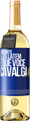 29,95 € Envio grátis | Vinho branco Edição WHITE Enquanto eles latem é que você cavalga Etiqueta Azul. Etiqueta personalizável Vinho jovem Colheita 2025 Verdejo
