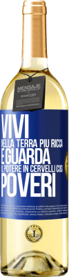 29,95 € Spedizione Gratuita | Vino bianco Edizione WHITE Vivi nella terra più ricca e guarda il potere in cervelli così poveri Etichetta Blu. Etichetta personalizzabile Vino giovane Raccogliere 2023 Verdejo