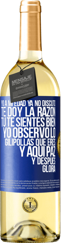29,95 € Envío gratis | Vino Blanco Edición WHITE Yo a mi edad ya no discuto, te doy la razón, tú te sientes bien, yo observo lo gilipollas que eres y aquí paz y después Etiqueta Azul. Etiqueta personalizable Vino joven Cosecha 2025 Verdejo