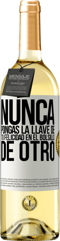 29,95 € Envío gratis | Vino Blanco Edición WHITE Nunca pongas la llave de tu felicidad en el bolsillo de otro Etiqueta Blanca. Etiqueta personalizable Vino joven Cosecha 2024 Verdejo