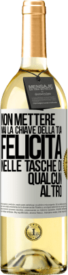 29,95 € Spedizione Gratuita | Vino bianco Edizione WHITE Non mettere mai la chiave della tua felicità nelle tasche di qualcun altro Etichetta Bianca. Etichetta personalizzabile Vino giovane Raccogliere 2023 Verdejo