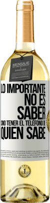 29,95 € Envío gratis | Vino Blanco Edición WHITE Lo importante no es saber, sino tener el teléfono del que sabe Etiqueta Blanca. Etiqueta personalizable Vino joven Cosecha 2023 Verdejo