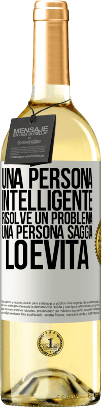 29,95 € Spedizione Gratuita | Vino bianco Edizione WHITE Una persona intelligente risolve un problema. Una persona saggia lo evita Etichetta Bianca. Etichetta personalizzabile Vino giovane Raccogliere 2024 Verdejo