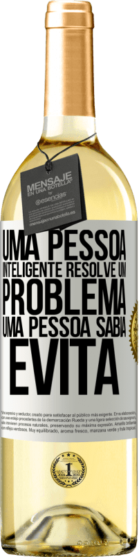 29,95 € Envio grátis | Vinho branco Edição WHITE Uma pessoa inteligente resolve um problema. Uma pessoa sábia evita Etiqueta Branca. Etiqueta personalizável Vinho jovem Colheita 2024 Verdejo