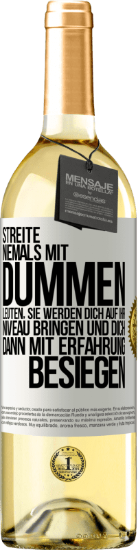 29,95 € Kostenloser Versand | Weißwein WHITE Ausgabe Streite niemals mit dummen Leuten, sie werden dich auf ihr Niveau bringen und dich dann mit Erfahrung besiegen. Weißes Etikett. Anpassbares Etikett Junger Wein Ernte 2024 Verdejo