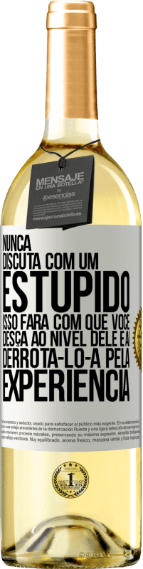 29,95 € Envio grátis | Vinho branco Edição WHITE Nunca discuta com um estúpido. Isso fará com que você desça ao nível dele e aí derrotá-lo-á pela experiência Etiqueta Branca. Etiqueta personalizável Vinho jovem Colheita 2024 Verdejo