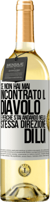 29,95 € Spedizione Gratuita | Vino bianco Edizione WHITE Se non hai mai incontrato il diavolo è perché stai andando nella stessa direzione di lui Etichetta Bianca. Etichetta personalizzabile Vino giovane Raccogliere 2023 Verdejo