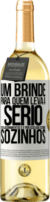 29,95 € Envio grátis | Vinho branco Edição WHITE Um brinde para quem leva a sério os relacionamentos e é por isso que estamos sozinhos Etiqueta Branca. Etiqueta personalizável Vinho jovem Colheita 2023 Verdejo