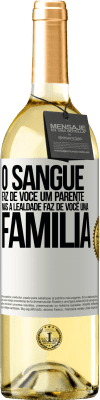 29,95 € Envio grátis | Vinho branco Edição WHITE O sangue faz de você um parente, mas a lealdade faz de você uma família Etiqueta Branca. Etiqueta personalizável Vinho jovem Colheita 2023 Verdejo