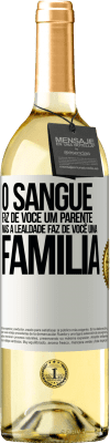 29,95 € Envio grátis | Vinho branco Edição WHITE O sangue faz de você um parente, mas a lealdade faz de você uma família Etiqueta Branca. Etiqueta personalizável Vinho jovem Colheita 2025 Verdejo