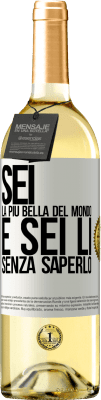 29,95 € Spedizione Gratuita | Vino bianco Edizione WHITE Sei la più bella del mondo e sei lì, senza saperlo Etichetta Bianca. Etichetta personalizzabile Vino giovane Raccogliere 2023 Verdejo