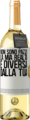 29,95 € Spedizione Gratuita | Vino bianco Edizione WHITE Non sono pazzo, la mia realtà è diversa dalla tua Etichetta Bianca. Etichetta personalizzabile Vino giovane Raccogliere 2024 Verdejo