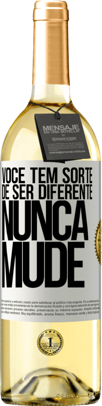 29,95 € Envio grátis | Vinho branco Edição WHITE Você tem sorte de ser diferente. Nunca mude Etiqueta Branca. Etiqueta personalizável Vinho jovem Colheita 2024 Verdejo