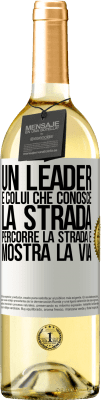 29,95 € Spedizione Gratuita | Vino bianco Edizione WHITE Un leader è colui che conosce la strada, percorre la strada e mostra la via Etichetta Bianca. Etichetta personalizzabile Vino giovane Raccogliere 2024 Verdejo