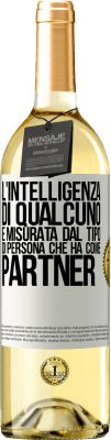 29,95 € Spedizione Gratuita | Vino bianco Edizione WHITE L'intelligenza di qualcuno è misurata dal tipo di persona che ha come partner Etichetta Bianca. Etichetta personalizzabile Vino giovane Raccogliere 2024 Verdejo