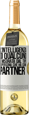 29,95 € Spedizione Gratuita | Vino bianco Edizione WHITE L'intelligenza di qualcuno è misurata dal tipo di persona che ha come partner Etichetta Bianca. Etichetta personalizzabile Vino giovane Raccogliere 2025 Verdejo