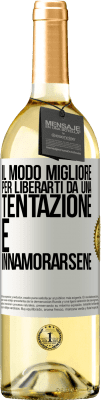 29,95 € Spedizione Gratuita | Vino bianco Edizione WHITE Il modo migliore per liberarti da una tentazione è innamorarsene Etichetta Bianca. Etichetta personalizzabile Vino giovane Raccogliere 2025 Verdejo