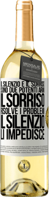 29,95 € Spedizione Gratuita | Vino bianco Edizione WHITE Il silenzio e il sorriso sono due potenti armi. Il sorriso risolve i problemi, il silenzio li impedisce Etichetta Bianca. Etichetta personalizzabile Vino giovane Raccogliere 2024 Verdejo