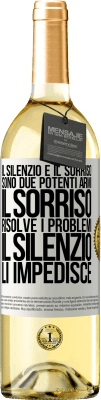 29,95 € Spedizione Gratuita | Vino bianco Edizione WHITE Il silenzio e il sorriso sono due potenti armi. Il sorriso risolve i problemi, il silenzio li impedisce Etichetta Bianca. Etichetta personalizzabile Vino giovane Raccogliere 2025 Verdejo