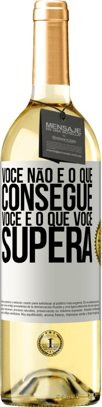 29,95 € Envio grátis | Vinho branco Edição WHITE Você não é o que consegue. Você é o que você supera Etiqueta Branca. Etiqueta personalizável Vinho jovem Colheita 2024 Verdejo