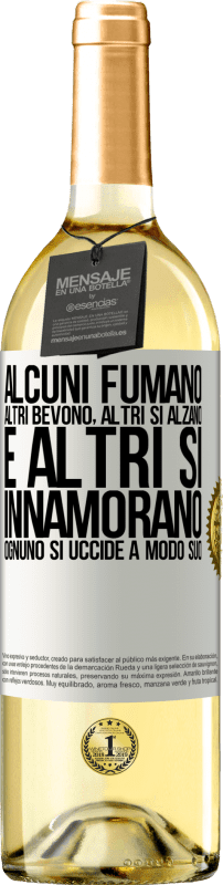 29,95 € Spedizione Gratuita | Vino bianco Edizione WHITE Alcuni fumano, altri bevono, altri si alzano e altri si innamorano. Ognuno si uccide a modo suo Etichetta Bianca. Etichetta personalizzabile Vino giovane Raccogliere 2024 Verdejo