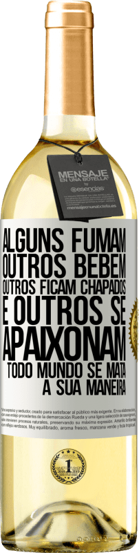 29,95 € Envio grátis | Vinho branco Edição WHITE Alguns fumam, outros bebem, outros ficam chapados e outros se apaixonam. Todo mundo se mata à sua maneira Etiqueta Branca. Etiqueta personalizável Vinho jovem Colheita 2024 Verdejo