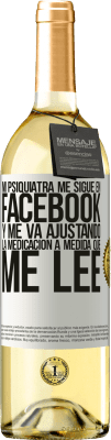 29,95 € Envío gratis | Vino Blanco Edición WHITE Mi psiquiatra me sigue en facebook, y me va ajustando la medicación a medida que me lee Etiqueta Blanca. Etiqueta personalizable Vino joven Cosecha 2024 Verdejo