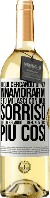 29,95 € Spedizione Gratuita | Vino bianco Edizione WHITE Qui sto cercando di non innamorarmi e tu mi lasci con quel sorriso, quello sguardo ... beh, non gioco più così Etichetta Bianca. Etichetta personalizzabile Vino giovane Raccogliere 2024 Verdejo