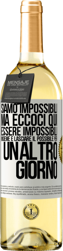 29,95 € Spedizione Gratuita | Vino bianco Edizione WHITE Siamo impossibili, ma eccoci qui, essere impossibili insieme e lasciare il possibile per un altro giorno Etichetta Bianca. Etichetta personalizzabile Vino giovane Raccogliere 2023 Verdejo