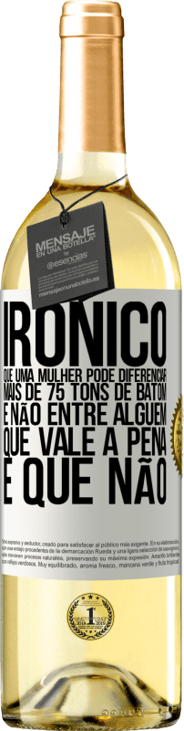 29,95 € Envio grátis | Vinho branco Edição WHITE Irônico Que uma mulher pode diferenciar mais de 75 tons de batom e não entre alguém que vale a pena e que não Etiqueta Branca. Etiqueta personalizável Vinho jovem Colheita 2024 Verdejo