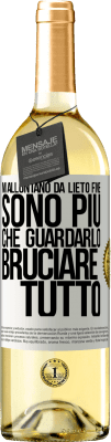 29,95 € Spedizione Gratuita | Vino bianco Edizione WHITE Mi allontano da lieto fine, sono più che guardarlo bruciare tutto Etichetta Bianca. Etichetta personalizzabile Vino giovane Raccogliere 2023 Verdejo