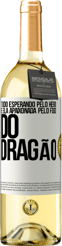 29,95 € Envio grátis | Vinho branco Edição WHITE Tudo esperando pelo herói e ela apaixonada pelo fogo do dragão Etiqueta Branca. Etiqueta personalizável Vinho jovem Colheita 2024 Verdejo