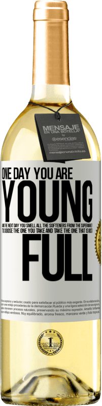 29,95 € Бесплатная доставка | Белое вино Издание WHITE Однажды вы молоды, а на следующий день вы чувствуете запах всех умягчителей из супермаркета, чтобы выбрать тот, который вы Белая этикетка. Настраиваемая этикетка Молодое вино Урожай 2023 Verdejo