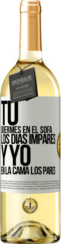 29,95 € Envío gratis | Vino Blanco Edición WHITE Tú duermes en el sofá los días impares y yo en la cama los pares Etiqueta Blanca. Etiqueta personalizable Vino joven Cosecha 2023 Verdejo