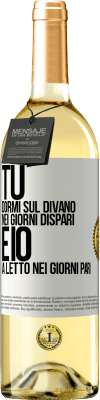 29,95 € Spedizione Gratuita | Vino bianco Edizione WHITE Tu dormi sul divano nei giorni dispari e io a letto nei giorni pari Etichetta Bianca. Etichetta personalizzabile Vino giovane Raccogliere 2024 Verdejo