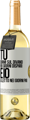 29,95 € Spedizione Gratuita | Vino bianco Edizione WHITE Tu dormi sul divano nei giorni dispari e io a letto nei giorni pari Etichetta Bianca. Etichetta personalizzabile Vino giovane Raccogliere 2025 Verdejo