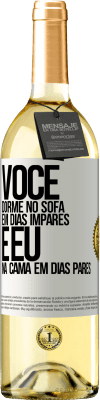 29,95 € Envio grátis | Vinho branco Edição WHITE Você dorme no sofá em dias ímpares e eu na cama em dias pares Etiqueta Branca. Etiqueta personalizável Vinho jovem Colheita 2025 Verdejo