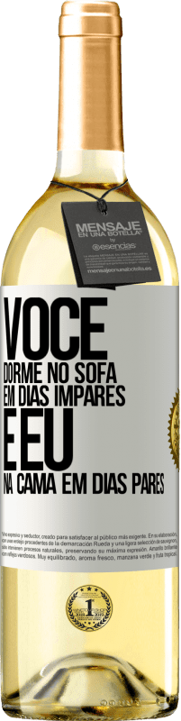 29,95 € Envio grátis | Vinho branco Edição WHITE Você dorme no sofá em dias ímpares e eu na cama em dias pares Etiqueta Branca. Etiqueta personalizável Vinho jovem Colheita 2024 Verdejo