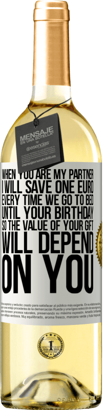 29,95 € 免费送货 | 白葡萄酒 WHITE版 当您是我的伴侣时，每次上床睡觉直到您生日那天，我都会节省一欧元，因此礼物的价值取决于您 白标. 可自定义的标签 青年酒 收成 2023 Verdejo