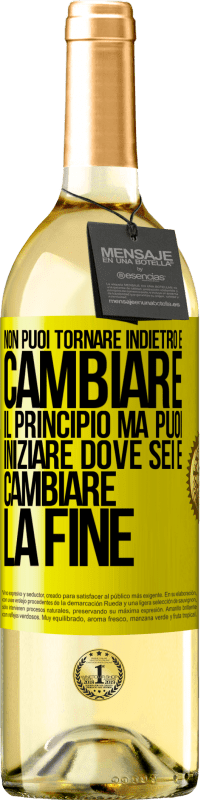 29,95 € Spedizione Gratuita | Vino bianco Edizione WHITE Non puoi tornare indietro e cambiare il principio. Ma puoi iniziare dove sei e cambiare la fine Etichetta Gialla. Etichetta personalizzabile Vino giovane Raccogliere 2024 Verdejo