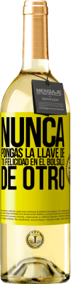 29,95 € Envío gratis | Vino Blanco Edición WHITE Nunca pongas la llave de tu felicidad en el bolsillo de otro Etiqueta Amarilla. Etiqueta personalizable Vino joven Cosecha 2023 Verdejo