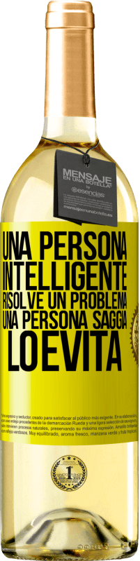 29,95 € Spedizione Gratuita | Vino bianco Edizione WHITE Una persona intelligente risolve un problema. Una persona saggia lo evita Etichetta Gialla. Etichetta personalizzabile Vino giovane Raccogliere 2024 Verdejo