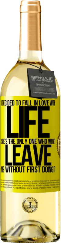 29,95 € 送料無料 | 白ワイン WHITEエディション 私は人生に恋をすることにしました。彼女は最初にやらなければ私を離れない唯一の人です 黄色のラベル. カスタマイズ可能なラベル 若いワイン 収穫 2025 Verdejo