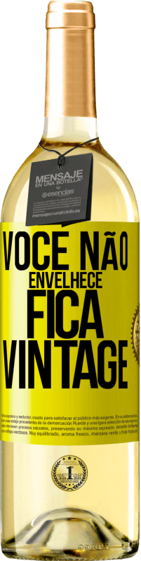 29,95 € Envio grátis | Vinho branco Edição WHITE Você não envelhece, fica vintage Etiqueta Amarela. Etiqueta personalizável Vinho jovem Colheita 2024 Verdejo