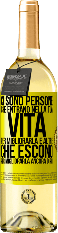 29,95 € Spedizione Gratuita | Vino bianco Edizione WHITE Ci sono persone che entrano nella tua vita per migliorarla e altre che escono per migliorarla ancora di più Etichetta Gialla. Etichetta personalizzabile Vino giovane Raccogliere 2024 Verdejo